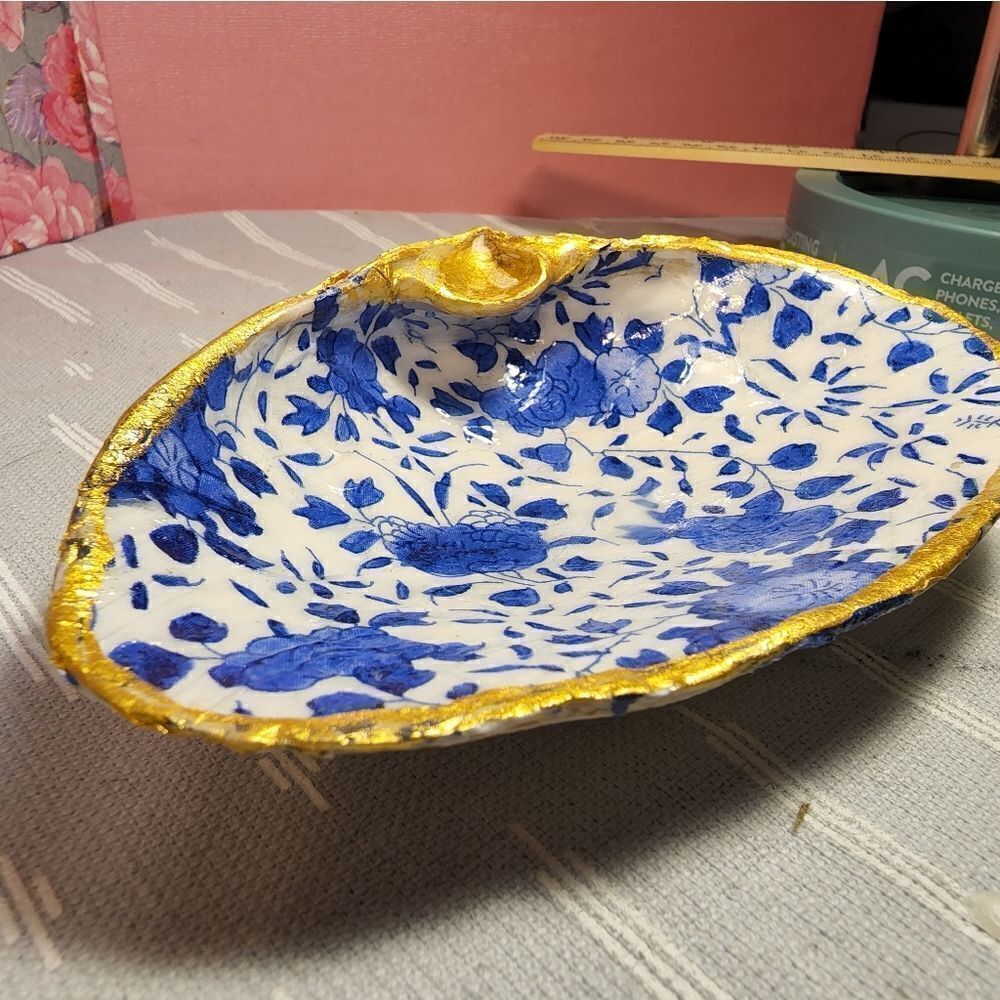DECOUPAGE CLAM SHELL DECOUPAGE BLUE FLOWERS 💐 ON A CLAM SHELL TRINKET DISH - Picture 5 of 10